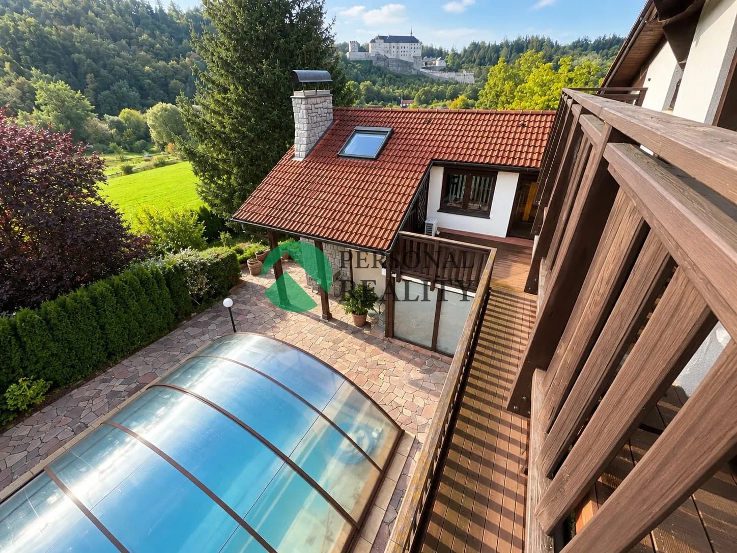 VÝJIMEČNÝ RODINNÝ DŮM V ČESKÉM ŠTERNBERKU – 1 100 m², WELLNESS, BAZÉN A VÝHLED NA HRAD