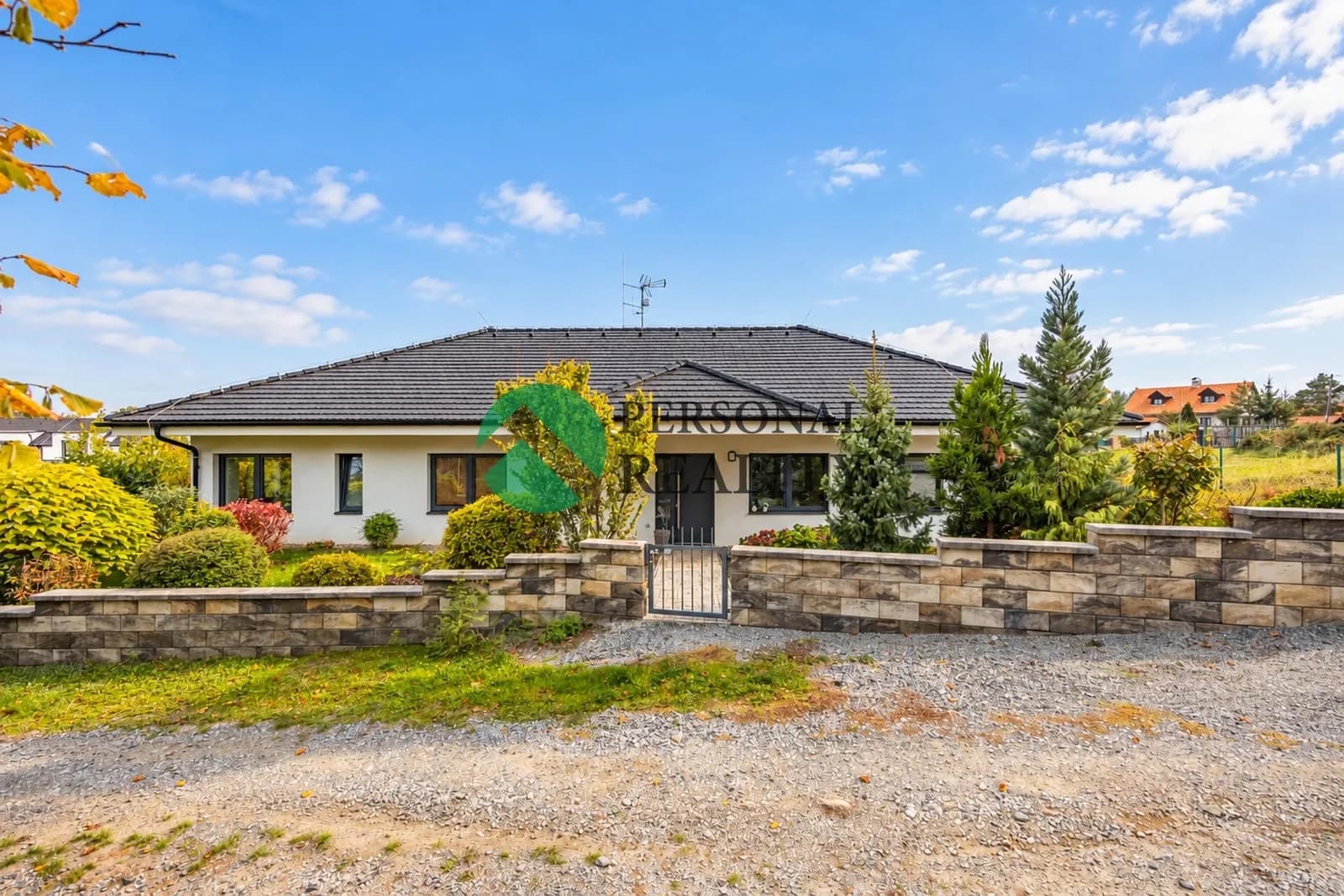 Prodej rodinného bungalovu 7+kk (203 m²) s bazénem, terasou a parkovacím stáním, Těptín – Kamenice
